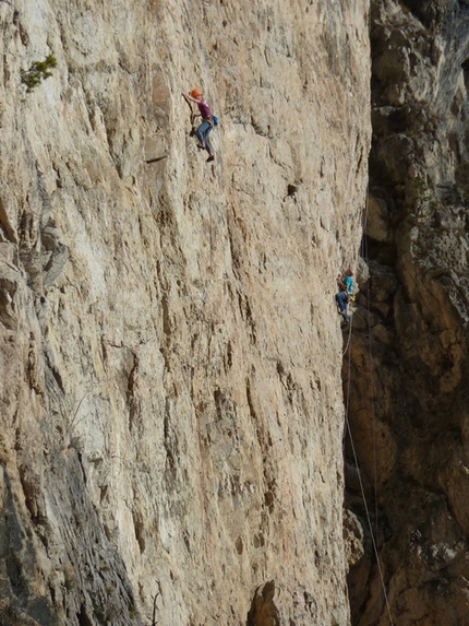 Neverending Wall, Parete Rossa Di Catteissard - Neverending Wall: Federica Mingolla su Phuc e Marzio Nardi su Roka e Moka.