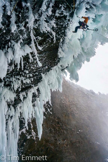 Helmcken Falls, Tim Emmett, Klemen Premrl, Interstellar Spice - Using a metal detector to find the bolts on Interstellar Spice at Helmcken Falls (Canada)