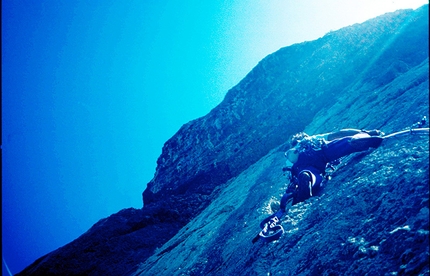 Luce del Primo Mattino, Piccolo Dain, Valle del Sarca - Marco Furlani sulla lunghezza sotto il tetto della via Luce del Primo Mattino