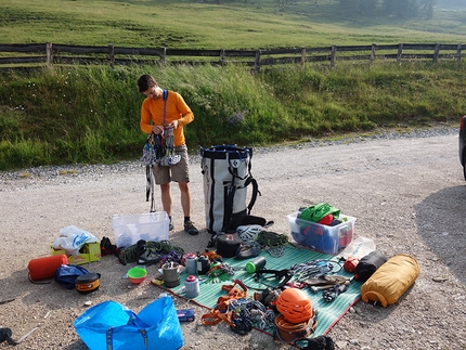 Punta del Pin, Dolomiti di Braies, Ulrich Viertler, Raffaele Sebastiani - Sorting out all the gear before the climb