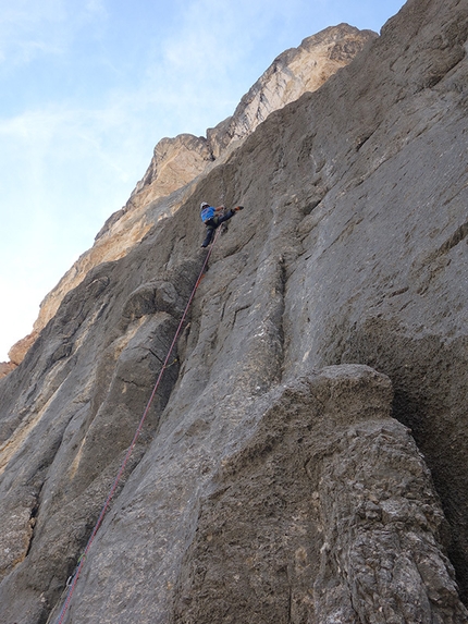 Punta del Pin, Dolomiti di Braies, Ulrich Viertler, Raffaele Sebastiani - Raffaele Sebastiani dealing with the crux second pitch of Die Leiden des Jungen Werthers