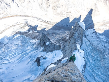 Cerro Torre, Patagonia, Spigolo SE, Via del Compressore, Mikey Schaefer, Andrew Rothner, Josh Wharton - Mikey Schaefer, Andrew Rothner e Josh Wharton durante la seconda salita in libera dello Spigolo SE (Via del Compressore ) Cerro Torre, Patagonia (04-06/02/2016)