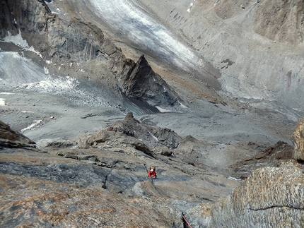 Raru valley, Himalaya, India, Anastasija Davidova, Matija Jošt - Matic - Guardando giù per la parete ovest di Kun Long Ri.