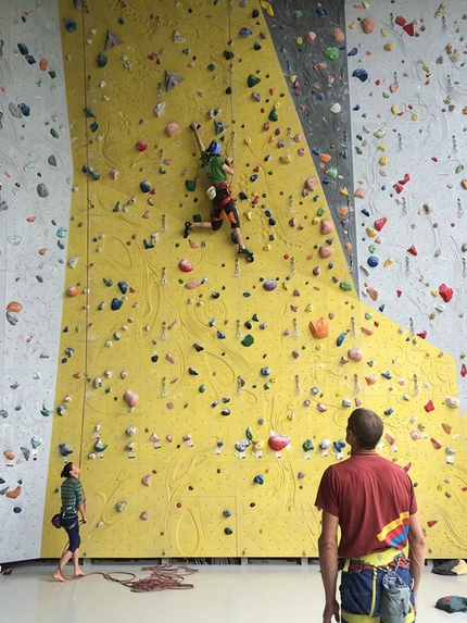 conTatto Verticale, arrampicata per non vedenti - Matteo Stefani parte per un 7a ingaggioso guidato da Pietro dal Pra