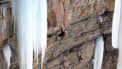 Lucie Hrozova, Saphira, The Fang Amphitheater, Vail, Colorado, USA. - Lucie Hrozová climbing Saphira, The Fang Amphitheater, Vail, Colorado, USA.