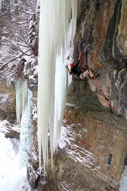 Lucie Hrozova, Saphira, The Fang Amphitheater, Vail, Colorado, USA. - Lucie Hrozová climbing Saphira, The Fang Amphitheater, Vail, Colorado, USA.