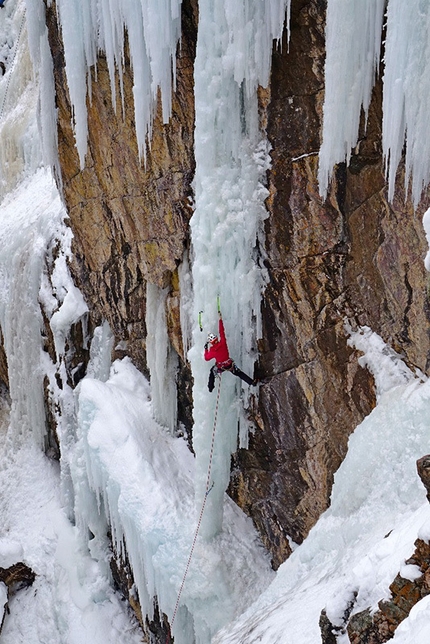 Lucie Hrozova, Saphira, The Fang Amphitheater, Vail, Colorado, USA. - Lucie Hrozová ice climbing in Colorado, USA.