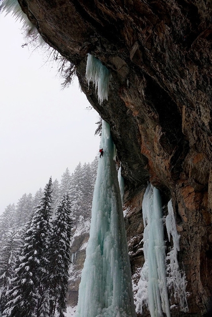 Lucie Hrozova, Saphira, The Fang Amphitheater, Vail, Colorado, USA. - Lucie Hrozová ice climbing in Colorado, USA.