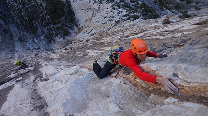 Pico Pirineos, Monterrey, Mexico, Rolando Larcher, Maurizio Oviglia, Luca Giupponi - Luca Giupponi climbing pitch four of El Lobo del Desierto, Pico Pirineos, Monterrey, Mexico