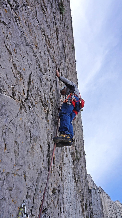 Pico Pirineos, Monterrey, Mexico, Rolando Larcher, Maurizio Oviglia, Luca Giupponi - Maurizio Oviglia freeing pitch eight (7b) of El Lobo del Desierto, Pico Pirineos, Monterrey, Mexico