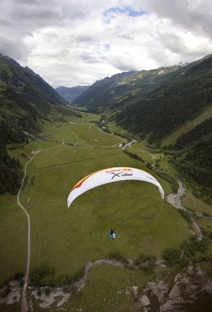 RED BULL X-ALPS 2009 - In volo vicino al Grossglockner, Salisburghese, Austria.