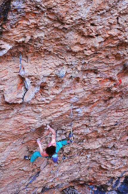 Adam Ondra - Adam Ondra su Stoking the Fire 9b a Santa Linya, Spagna