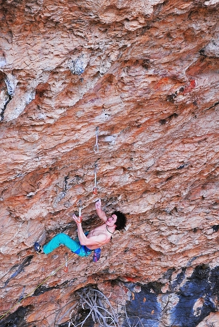 Adam Ondra - Adam Ondra su Stoking the Fire 9b a Santa Linya, Spagna