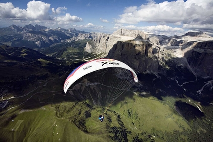 RED BULL X-ALPS 2009 - Verso la Marmolada con alle spalle il Sella e il Pordoi (Dolomiti)