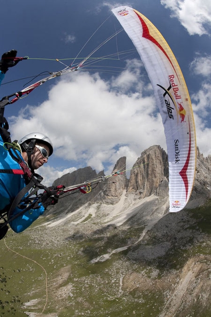 RED BULL X-ALPS 2009 - Pal Takats (HUN) hiking in the Italian Dolomites on Day 5