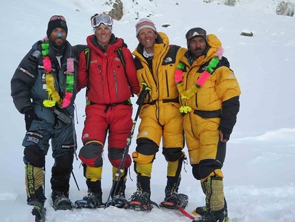 Nanga Parbat d'inverno, Simone Moro, Alex Txikon, Ali Sadpara, Tamara Lunger - Alex Txikon, Tamara Lunger, Simone Moro e Ali Sadpara a campo base dopo la storica prima invernale del Nanga Parbat (8126m)