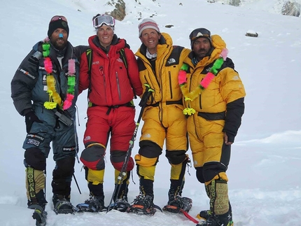 Nanga Parbat d'inverno, Simone Moro, Alex Txikon, Ali Sadpara, Tamara Lunger - Alex Txikon, Tamara Lunger, Simone Moro e Ali Sadpara a campo base dopo la storica prima invernale del Nanga Parbat (8126m)