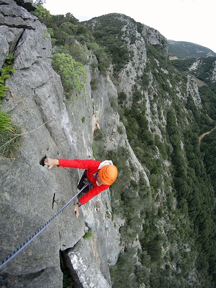 Punta Pilocca, arrampicata in Sardegna - Punta Pilocca: Fabio Erriu durante l'apertura di Ombelico di Venere
