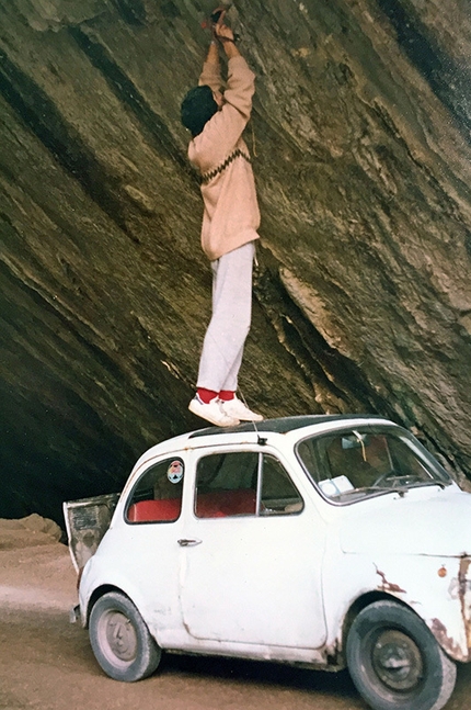 Punta Pilocca, arrampicata in Sardegna - Mondo Liggi, pioniere dell'arrampicata sportiva in Sardegna. Qui, in piedi sul tetto della sua 500, pianta a mano il primo spit della via Marina Superstar. Data presunta 1981