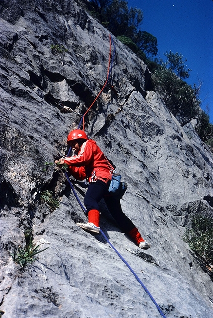 Punta Pilocca, climbing in Sardinia - Cecilia Marchi in 1983 establishing Babbo Natale, the first route at Punta Pilocca.