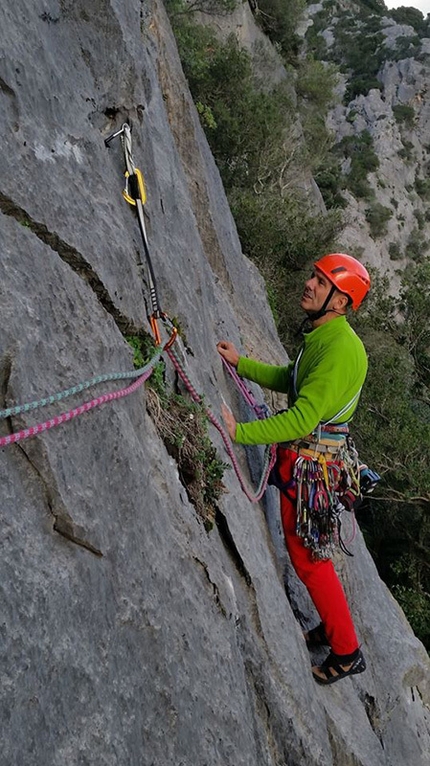 Punta Pilocca, arrampicata in Sardegna - Punta Pilocca: Corrado Pibiri durante l'apertura de 