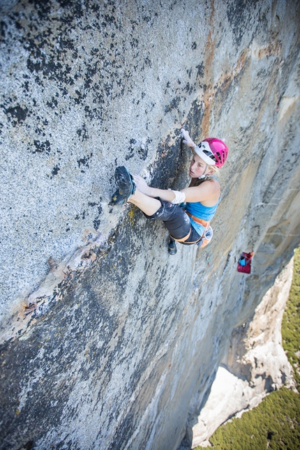Banff Mountain Film Festival Italy 2016 - Golden Gate: climber professionista, Emily Harrington pratica arrampicata trad da soli 3 anni, ma non sa resistere all'attrazione magnetica di El Capitan, e della sua famosa via Golden Gate (5.13 VI). In 6 giorni nel 2015 e dopo 40 tiri raggiunge la cima con la pelle lacerata, i muscoli doloranti e un sorriso che riempie l'intera valle dello Yosemite