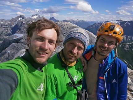 Cerro Trinidad Central, Cochamo valley, Patagonia, Cile, Josef Kristoffy, Martin Krasnansky, Vlado Linek - Josef Kristoffy, Vlado Linek e Martin Krasnansky e  in cima al Cerro Trinidad Central, Valle Cochamo, Patagonia, Cile dopo la prima salita di El Condor Pasa (8b, 700m),