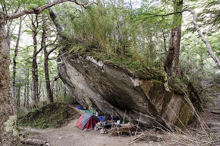 Cerro Trinidad Central, Cochamo valley, Patagonia, Cile, Josef Kristoffy, Martin Krasnansky, Vlado Linek - L'enorme masso, a soli 15 minuti da Trinidad Central, dove Josef Kristoffy, Martin Krasnansky e Vlado Linek hanno dormito per 24 notti durante la prima salita di  El Condor Pasa (8b, 700m), Cerro Trinidad Central, Valle Cochamo, Patagonia, Cile.