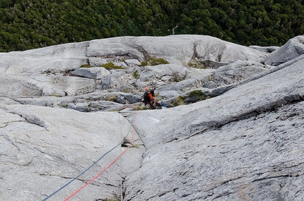 Cerro Trinidad Central, Cochamo valley, Patagonia, Cile, Josef Kristoffy, Martin Krasnansky, Vlado Linek - Possibile posto per bivaccare su El Condor Pasa, tra la 15° e 16° sosta, Cerro Trinidad Central, Valle Cochamo, Patagonia, Cile.