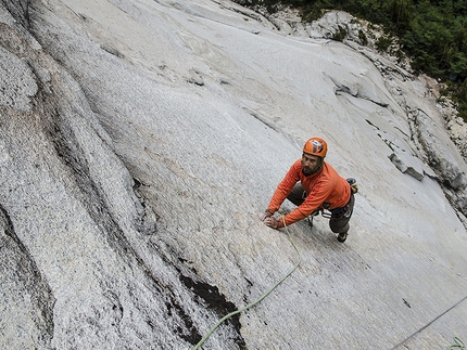 Cerro Trinidad Central, Cochamo valley, Patagonia, Cile, Josef Kristoffy, Martin Krasnansky, Vlado Linek - Vlado Linek sul primo tiro, UIAA 8, durante la prima salita di El Condor Pasa (8b, 700m), Cerro Trinidad Central, Valle Cochamo, Patagonia, Cile.