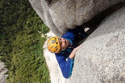 Cerro Trinidad Central, Cochamo valley, Patagonia, Cile, Josef Kristoffy, Martin Krasnansky, Vlado Linek - Martin Krasnansky sul ottavo tiro offwidth di El Condor Pasa (8b, 700m), Cerro Trinidad Central, Valle Cochamo, Patagonia, Cile.