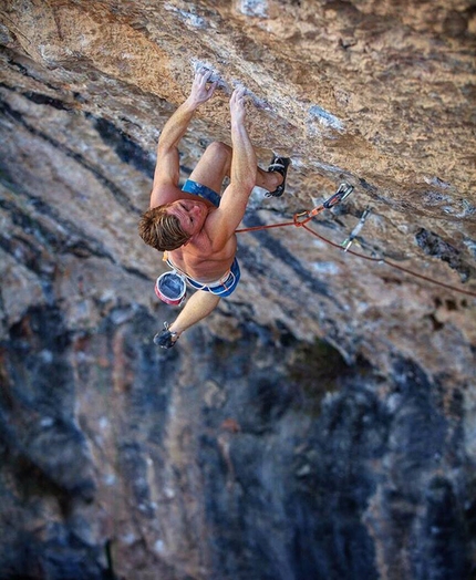 Magnus Midtbø da 9a+ a Santa Linya in Spagna