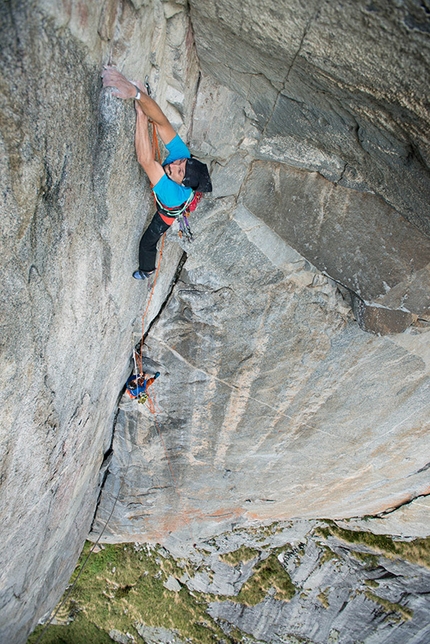 Simone Pedeferri, Meridiana del Torrone, Val Torrone, Val Masino - Simone Pedeferri sulla via Adventure time alla Meridiana del Torrone, Val Torrone, Val Masino