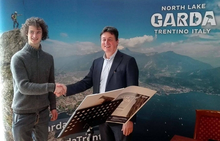 Adam Ondra, Arco, Garda Trentino - Adam Ondra, nuovo testimonial Garda Trentino, insieme al Presidente di Ingarda Marco Benedetti il 07/03/2016