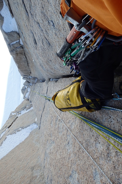 Fitz Roy, Patagonia, Michal Sabovčík, Ján Smoleň - Durante la prima salita di Asado (665m, 7a+, M8, A2 30-31/01/2016, Michal Sabovčík, Ján Smoleň) sulla parete sud di Fitz Roy, Patagonia.