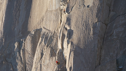 Fitz Roy, Patagonia, Michal Sabovčík, Ján Smoleň - Durante la prima salita di Asado (665m, 7a+, M8, A2 30-31/01/2016, Michal Sabovčík, Ján Smoleň) sulla parete sud di Fitz Roy, Patagonia.