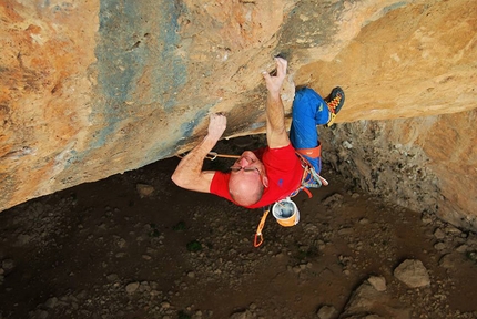 Iker Pou adds new 9a climb to Mallorca