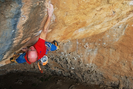 Iker Pou - Iker Pou making the first ascent of Cleteropa Original 9a on Mallorca, Spain