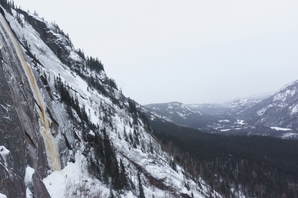 Le mur de 51, Nipissis, Quebec, Canada - Le mur de 51, Nipissis: Jean-Philippe Belanger and Charles Roberge on Monsier Glaçon (150m WI4+).