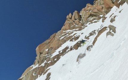 Grande Rocheuse (4102m), Monte Bianco - Durante la prima discesa in sci e snowboard della Voie Originale sulla Grande Rocheuse, Monte Bianco, di Davide Capozzi, Lambert Galli, Julien Herry e Denis Trento.