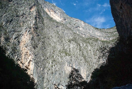 Climbing: El Chaman Loco, El Salto, Mexico, Simone Pedeferri, Paolo Marazzi, Marco Maggioni - During the first ascent of El Chaman Loco, El Salto, Mexico (Simone Pedeferri, Paolo Marazzi, Marco Maggioni 11/2015)