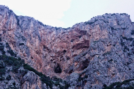 Arrampicata sportiva a Leonidio, Grecia - Durante l’apertura di Fuori di Zucca (7c+/8a (7b obbl), 155m, Dimitri Anghileri, Simone Pedeferri, Luca Schiera 03/2016) Garden of Dionysus parete est, Leonidio, Grecia