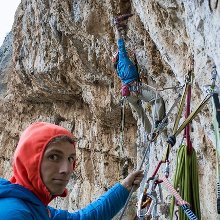 Arrampicata sportiva a Leonidio, Grecia - Durante l’apertura di Fuori di Zucca (7c+/8a (7b obbl), 155m, Dimitri Anghileri, Simone Pedeferri, Luca Schiera 03/2016) Garden of Dionysus parete est, Leonidio, Grecia