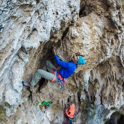 Arrampicata sportiva a Leonidio, Grecia - Durante l’apertura di Fuori di Zucca (7c+/8a (7b obbl), 155m, Dimitri Anghileri, Simone Pedeferri, Luca Schiera 03/2016) Garden of Dionysus parete est, Leonidio, Grecia