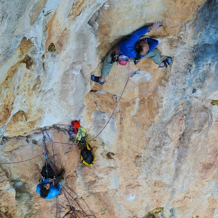 Arrampicata sportiva a Leonidio, Grecia - Durante l’apertura di Fuori di Zucca (7c+/8a (7b obbl), 155m, Dimitri Anghileri, Simone Pedeferri, Luca Schiera 03/2016) Garden of Dionysus parete est, Leonidio, Grecia