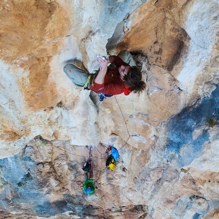 Arrampicata sportiva a Leonidio, Grecia - Durante l’apertura di Fuori di Zucca (7c+/8a (7b obbl), 155m, Dimitri Anghileri, Simone Pedeferri, Luca Schiera 03/2016) Garden of Dionysus parete est, Leonidio, Grecia