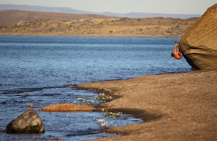 Patagonia climbing - Pirmin Bertle bouldering close to El Calafate, Patagonia