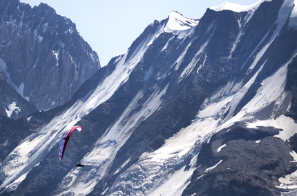 RED BULL X-ALPS 2009 - Christian Maurer sul Monte Bianco