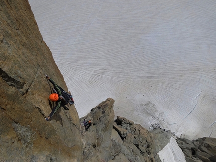 Arrampicata e alpinismo: Michele Amadio - Michele Amadio sulla fessura chiave di Les Intouchables, Trident du Tacul, Monte Bianco