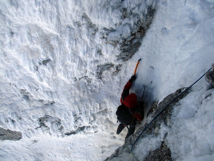 Alpinismo: Costone, Gruppo del Velino-Sirente, Appennino Centrale - Luca Gasparini sul terzo tiro, a pochi metri dalla sosta, durante la salita della via Camino a sinistra della Vetta, Parete NNE Costone (Cristiano Iurisci, Luca Gasparini, Stefano Supplizi 20/03/2016)